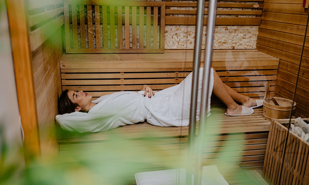 What is the difference between a sauna and a wet room?